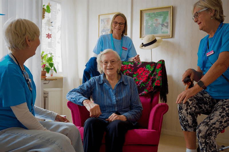 DN: Seniorer minskar ensamheten på Stockholms äldreboenden