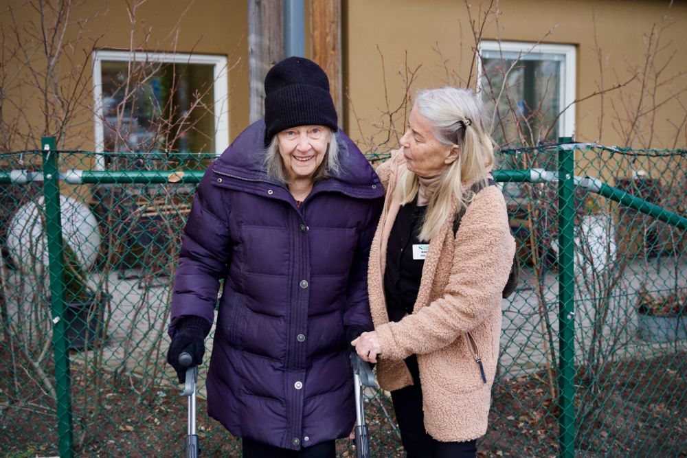 Seniorvän Marianne de Wrang tillsammans med 86-åriga Gun-Britt Ek, boende på Villa Tollare.