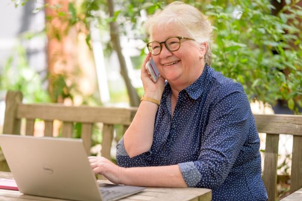 Seniorglädje inför ringvän för äldre som är och känner sig isolerade
