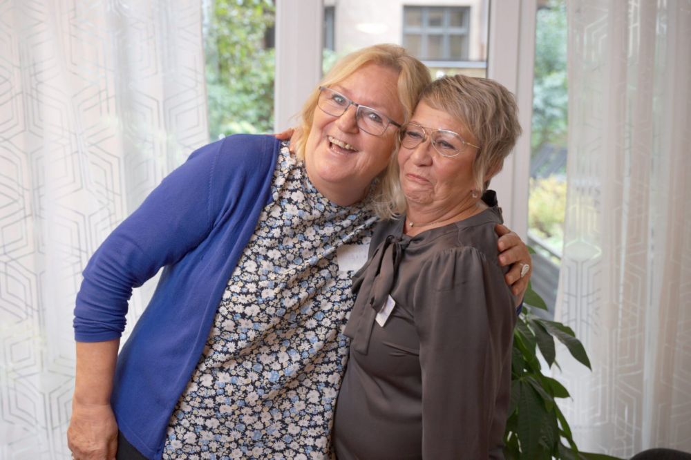 Seniorvännerna Ewa Angermund och Mirva Lindberg