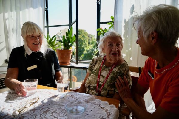 Maria och Mitte sprider glädje på Sofiagården