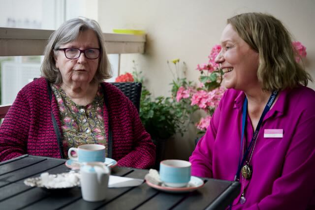 Sonja Wallin och seniorvännen Jaana Heino på Attendo Lignagatan